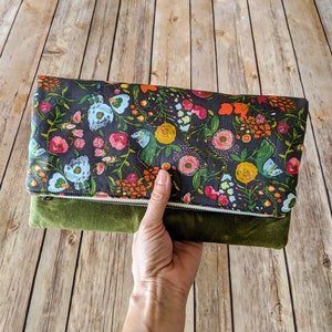 Sac de soirée en toile verte et imprimé floral, joli sac de soirée floral, pochette pliée, sac à main d'invité de mariage, joli cadeau de demoiselle d'honneur,