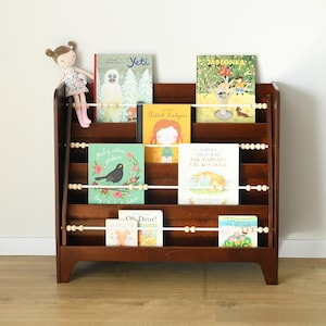 une bibliothèque Montessori avec des couvertures de livres à l'avant en teinte brun foncé