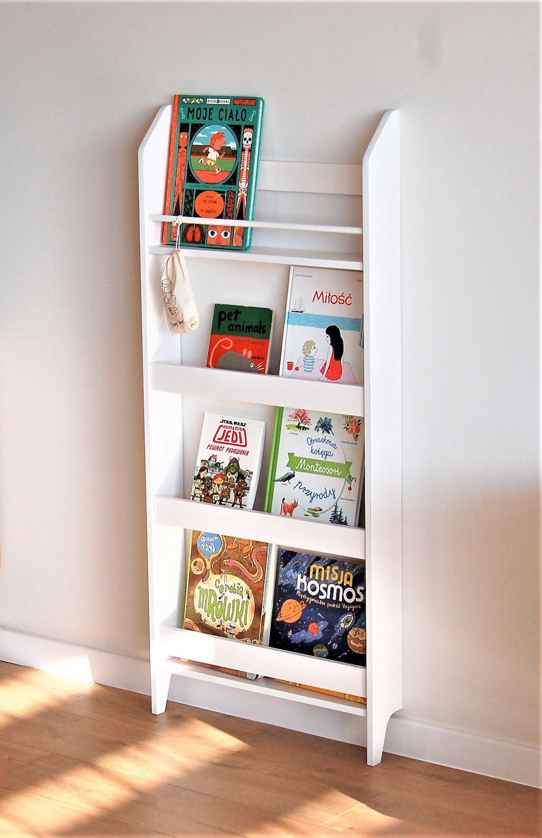 Estantería para libros hecha de madera infantil Montessori – Labores Bella
