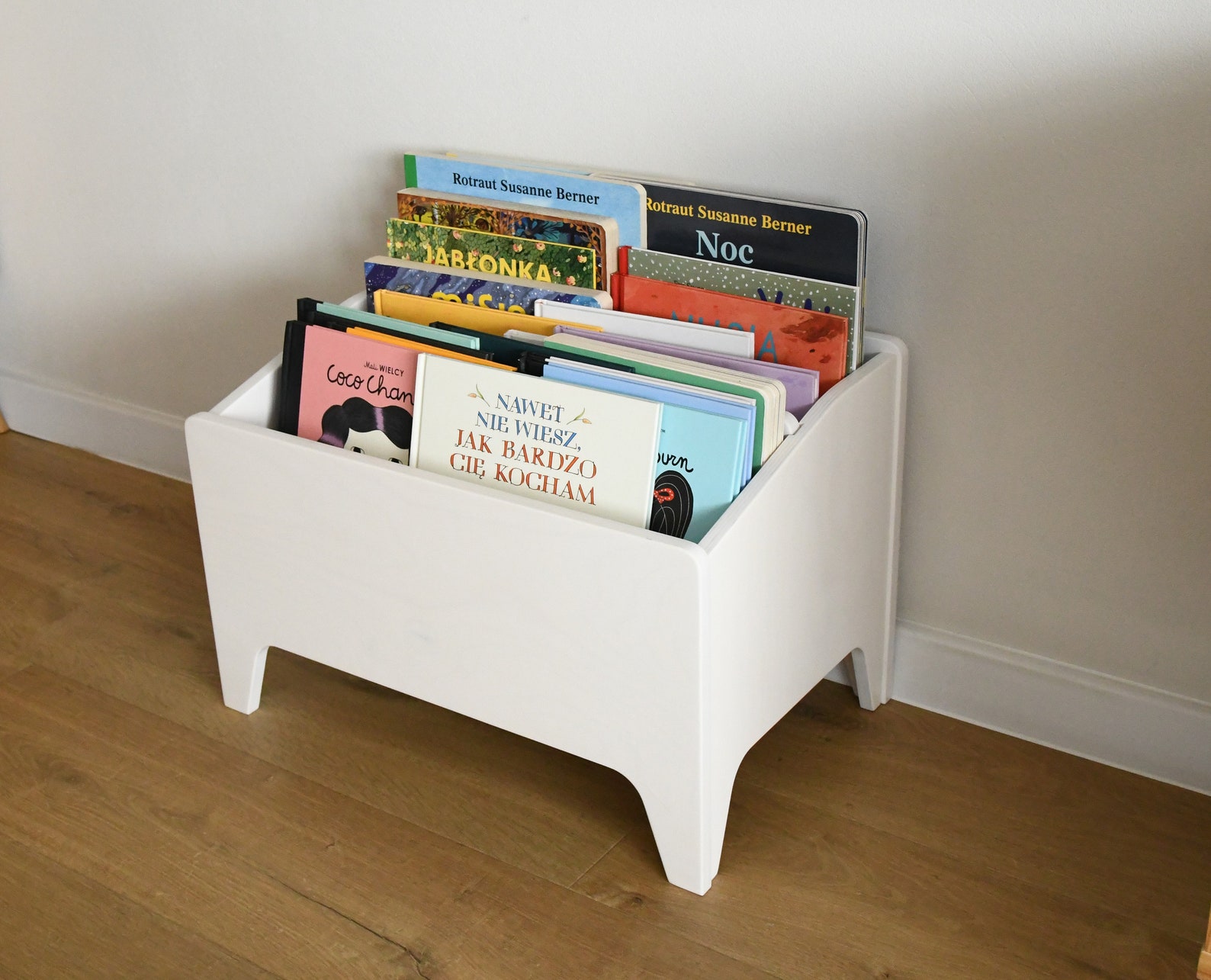 Montessori bookcase for kids storage