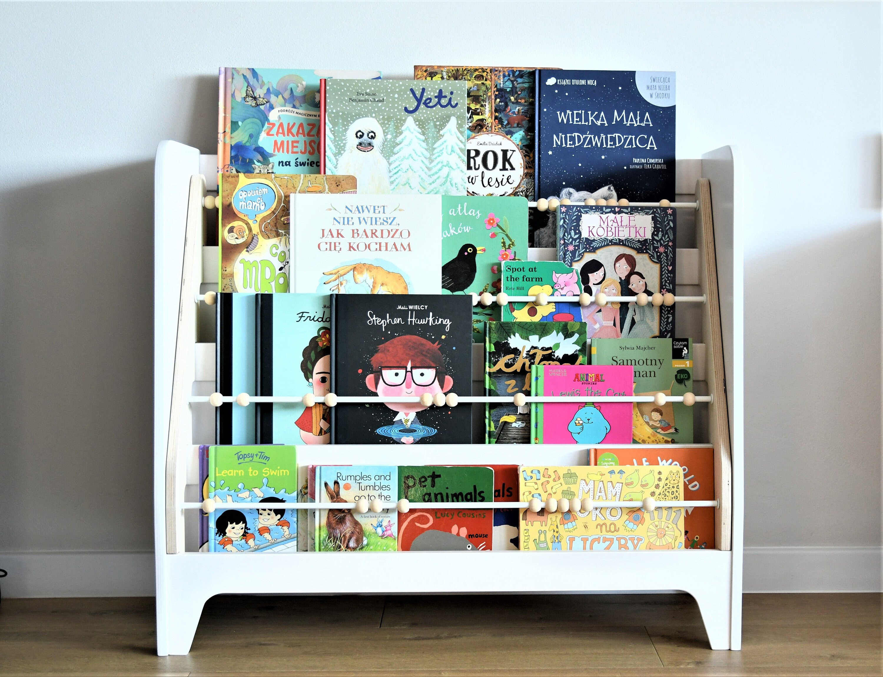 Libreria Montessori con capacità di 100 libri e finitura