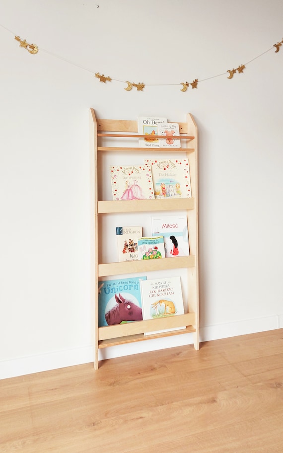 Montessori Kinderbücherregal: An der Wand befestigtes Bücherregal aus Sperrholz