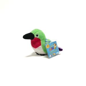 Puede incluir: Colibrí de peluche Webkinz verde, rojo y blanco con un pico negro. El juguete de peluche tiene una etiqueta Webkinz unida a su ala.