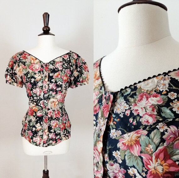 Flowered top with puffed sleeves