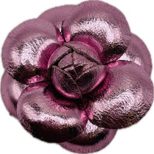 Camelia in pelle metallizzata rosa &quot;Susie&quot; da 2&quot; di Karin&#39;s Garden, perfetta tra i capelli, su una collana, come boutonniere