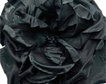 Broche y pinza Valentina de seda negra, elegante y romántica, con forma de rosa. Una flor que no pasa desapercibida.