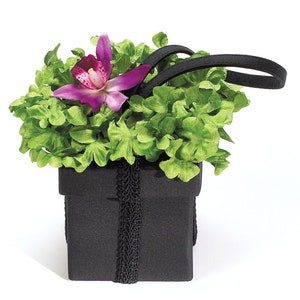 Bolso de mano en caja negra con diseño de dupioni de seda en tonos violetas lima y orquídeas fucsias de Karin's Garden.