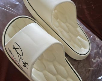 White unisex sliders size 3 to 4