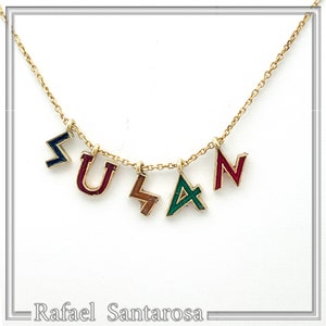 Collar con nombre de Susan, letras personalizadas de colores, delicado collar de plata bañado en oro de 18 quilates cubierto de esmalte multicolor con caracteres griegos antiguos