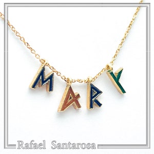 Collar de color personalizado con el nombre de Mary personalizado, delicado collar con dije, regalo de cumpleaños para ella, fuente griega antigua romana recubierta de esmalte
