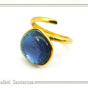 Anillo ajustable de plata con esmalte azul, anillo de plata de ley bañado en oro de 18 quilates con esmalte azul marino sobre una base de plata con aspecto de roca marina. Anillo de verano