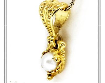 Byzantine solid gold 18 karat pendant with pearl on filigree and granulation bezel.Tiny pearl handmade 18 karat solid gold filigree pendant.