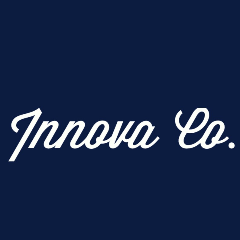 K&ouml;nnte beinhalten: Wei&szlig;er Text auf dunkelblauem Hintergrund mit der Aufschrift "Innova Co."