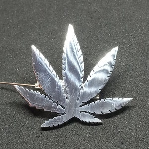 Leaf recycled aluminum lapel pin