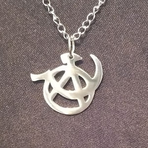 Colar com pingente de alumínio reciclado Anarchy