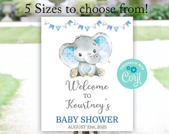 Può includere: Un cartello di benvenuto per un baby shower con un'illustrazione di un elefante blu e grigio. Il cartello dice "Benvenuti al baby shower di Kourtney il 21 agosto 2021".