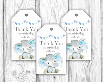 Può includere: Tre etichette regalo blu e bianche con un'illustrazione di elefante grigio e il testo "Grazie per aver festeggiato con noi!"