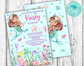 Peut inclure: Une invitation de fête d'anniversaire de sirène bleue et verte avec une illustration de sirène, des bulles et des créatures marines. L'invitation indique "Notre petite sirène Kinsey a 6 ans".