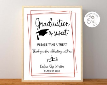 Peut inclure: Une pancarte blanche avec une bordure rouge et le texte "Graduation is sweet" en écriture noire. Une icône de chapeau de graduation noir est au-dessus du texte. En dessous du texte se trouve une icône de diplôme noir et blanc et le texte "Please take a treat. Thank you for celebrating with me! Kadence Skye Winters Class of 20XX".