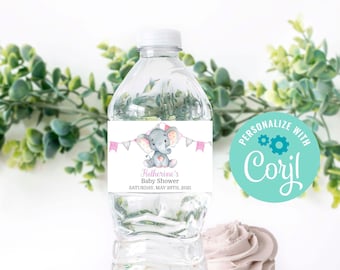 Può includere: Bottiglia d'acqua in plastica trasparente con etichetta personalizzata per un baby shower. L'etichetta presenta un'illustrazione di elefante grigio con dettagli rosa e il testo "Katherine's Baby Shower, Saturday, May 29th, 2021".