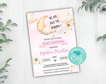 Peut inclure: Une invitation de fête prénatale rose et blanche avec une illustration aquarelle d'un croissant de lune et de nuages. Le texte indique "We are over the moon!" et comprend les détails de l'événement, tels que la date, l'heure et le lieu. L'invitation est personnalisée avec le nom "Kyndra Martin" et le texte "Personnaliser avec Coril".