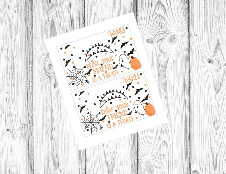 K&ouml;nnte beinhalten: Zwei druckbare Halloween-S&uuml;&szlig;igkeitentaschen-Etiketten mit einem schwarzen Spinnennetz, Flederm&auml;usen, orangefarbenen und schwarzen Punkten, einem Geist und einem K&uuml;rbis. Der Text auf den Etiketten lautet "Dein Freund zu sein ist ein Leckerbissen!" und "Von:"