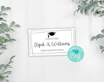 Può includere: Un annuncio di laurea bianco con un cappello di laurea nero, il testo "Classe del 2024", "Elyah A. Williams" e "River View High School", e un cerchio blu con il testo "Personalizza con Corjl".