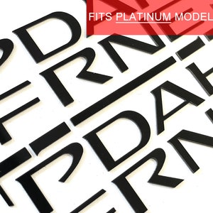 Somente Platinum – Inserções de letras nas portas laterais inferiores em preto brilhante para Pathfinder Platinum 2022-UP Emblema de plástico ABS, não decalques (inclui 2 conjuntos)