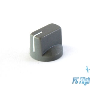 Puede incluir: Una perilla gris con una línea blanca. La perilla es un componente común para dispositivos electrónicos.