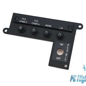 Può includere: Pannello in metallo nero con sei interruttori a levetta e un interruttore a levetta rotondo. Gli interruttori sono etichettati "FCS CHAN 3", "FCS CHAN 4", "HOOK", "LG", "FCS BIT", "ON" e "OFF".