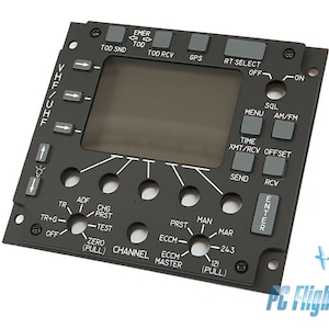 Puede incluir: Un panel negro con una pantalla LCD gris y numerosos botones y perillas. El panel tiene etiquetas para VHF, HF/UHF, TOD SND, TOD RCV, GPS, RT SELECT, SQL, MENU, AM/FM, TIME, XMT/RCV, OFFSET, SEND, RCV, ADF, CHG, PRST, TEST, ZERO, CHANNEL, MASTER, MAN, MAR y ENTER.
