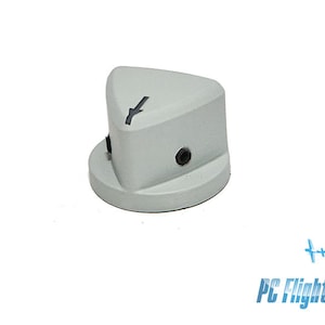 Puede incluir: Una perilla triangular gris con una flecha negra apuntando hacia abajo. La perilla tiene un pequeño agujero negro en el lateral.