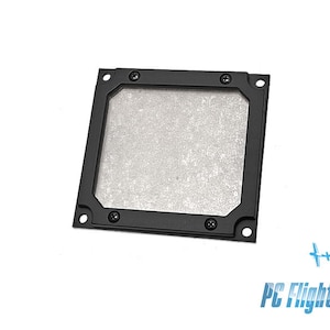 Może przedstawiać: Czarna metalowa kratka wentylatora obudowy komputera z srebrnym filtrem siatkowym. Kratka ma po cztery śruby z każdej strony.