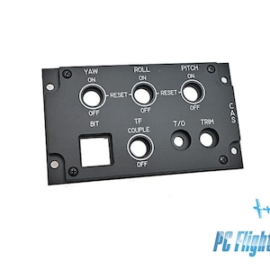 Może przedstawiać: Czarny metalowy panel z różnymi przełącznikami i etykietami, w tym "Yaw", "Roll", "Pitch", "TF Couple", "T/O", "Trim" i "CAS".