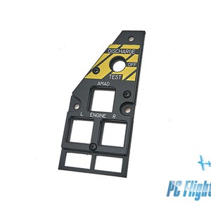 Może przedstawiać: Czarny metalowy panel z żółto-czarną etykietą ostrzegawczą z napisem "Discharge Off Test A-MAD". Panel ma okrągły przycisk i kilka prostokątnych przycisków oznaczonych "L Engine R".