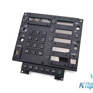 Op de afbeelding: Zwart metalen paneel met een verscheidenheid aan knoppen en schakelaars, waaronder een numeriek toetsenbord, volumecontrole en communicatieregelingen. Het paneel is gelabeld met tekst zoals "VF", "ADF", "COM1", "COMM2", "BRT", "DIM", "EM CON", "VOL", "A/P", "IFF", "TCN", "ILS", "D/L", "BCN", "ON" en "OFF".