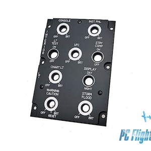 Może przedstawiać: Czarny panel z wieloma okrągłymi przełącznikami i etykietami. Etykiety zawierają "Interior", "Console", "Inst Pnl", "Lt Test On", "UFC", "Stby Comp On", "Chart Lt", "Display Day", "Night", "Warning Caution", "Storm Flood", i "Reset".