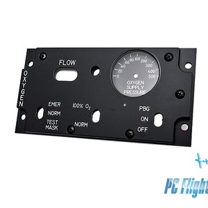 Może przedstawiać: Czarny panel samolotowy z okrągłym wskaźnikiem oznaczonym jako "Ciśnienie zasilania tlenem" i zakresem od 0 do 500. Panel ma również przyciski oznaczone jako "Emer", "Norm", "Test Mask", "Norm", "PBG", "On" i "Off".