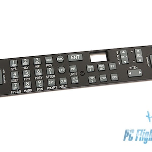 Puede incluir: Un panel de control negro con una variedad de botones y etiquetas. El panel tiene una pequeña pantalla LCD y una fila de botones etiquetados "FPLAN", "MARK", "MSN", "WAYPT" y "MALF".