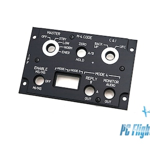 Può includere: Pannello in metallo nero con testo bianco ed etichette per un simulatore di volo. Il pannello include interruttori, manopole e pulsanti etichettati "Master", "M-4 Code", "C&I", "Enable M3/MS", "Mode 3", "Mode 4", "Reply", "Monitor Audio", "IFF", "MI/M3", "Zero", "Back Up", "A/B", "Hold", "Off", "Stby", "Low", "Norm", "Emer", "UFC", "Out", e "Out".