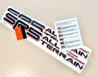 Adesivos todo-terreno compatíveis com SR5 - Adesivos decorativos para carros - Para caminhonetes ou SUVs - Duráveis e resistentes às intempéries - Tamanho 53 cm x 7,6 cm (Conjunto com 2)