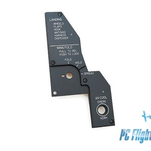 Könnte beinhalten: Schwarzes Metallpanel mit verschiedenen Schaltern und Beschriftungen, darunter "Landing Wheels Flaps Hook Antiskio Harness Dispenser", "Wing Fold Pull to Rel Push to Lock Fold Hold Spread", "AV Cool Emerg Norm".