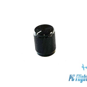 Op de afbeelding: Zwarte plastic knop met een witte lijn aan de bovenkant. De knop heeft een geribbeld ontwerp.