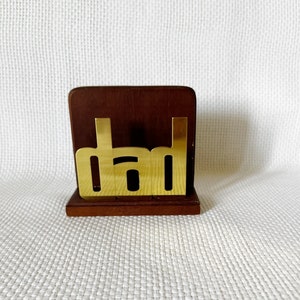 Portacartas vintage de latón y madera con la palabra "DAD", regalo para papá, regalo para él, regalo para el día del padre, accesorio de escritorio de oficina, regalo de Navidad para papá