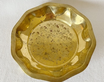 Vintage Gold Round Serving Dish, Scallop Floral Engraved Design, Brass Bowl, Brass Tray, Flower Shape Tray, Vintage Made in India Brass Bowl