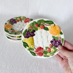 Vintage reliëf fruitmand met reliëf 4 woestijnborden, taartborden, kleurrijke kleine bordjes met zomerfruit versierd voor taartdessert