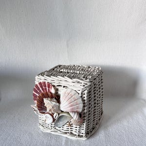 Porta fazzoletti vintage in vimini bianco e conchiglie, decorazione per la casa in stile cottage/kitsch, accessori per la casa in stile nautico, scatola decorata con conchiglie