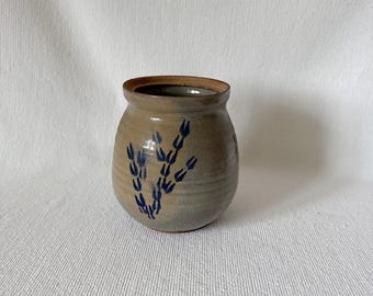 Vintage / Antike handgemachte Steingutvase, rustikale Keramikvase mit blauem Blumenmuster, Keramikgefäß, Bauernhausdekor, primitiver Wohnakzent