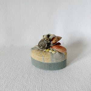 Portagioie vintage fatto a mano con conchiglie, scatola decorata con vongole, portagioie vintage con conchiglie, decorazione da scaffale in stile nautico con atmosfera costiera