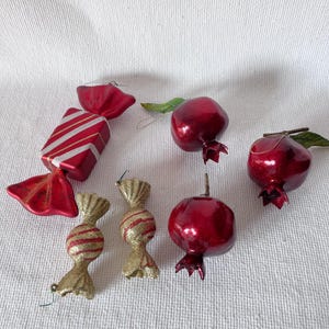 Juego de 6 adornos navideños diferentes: granadas rojas de plástico y dulces rojos y dorados. Adornos navideños vintage rojos y dorados.